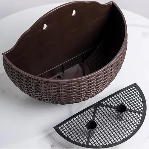Fioriera sospesa in rattan, cestino semicircolare da parete per fiori, supporto decorativo per giardino, balcone, portico e recinzione, uso interno ed esterno